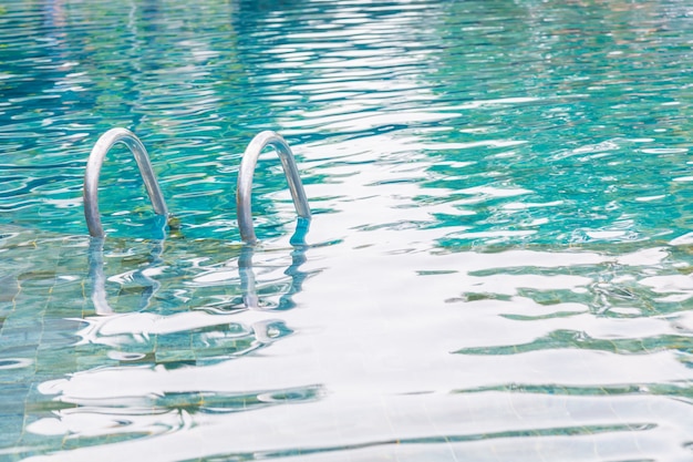 Piscina calmada con escalerilla