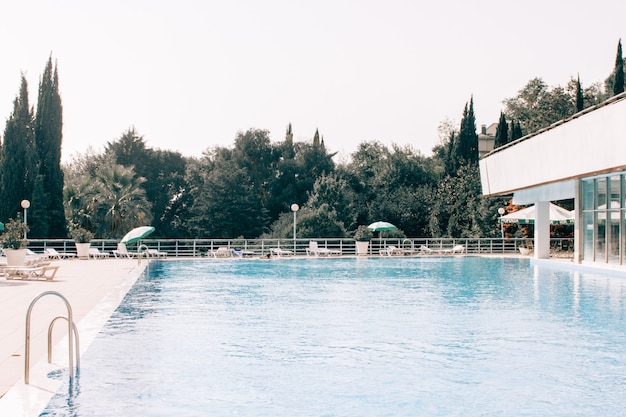 piscina y una casa