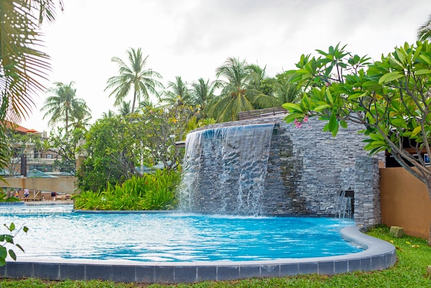 Foto gratuita piscina con cascada