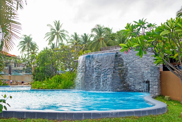 Piscina con cascada