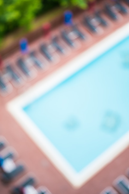 Piscina desenfocada de un hotel vista desde arriba