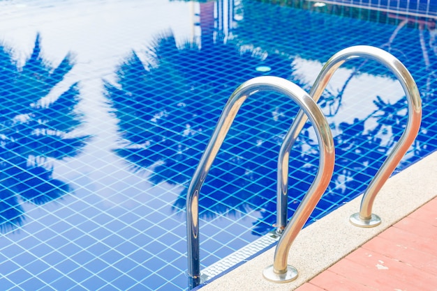 Piscina de la escalera en hotel de lujo hermoso de la piscina del hotel