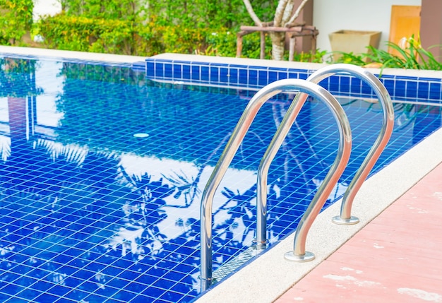 Foto gratuita piscina de la escalera en hotel de lujo hermoso de la piscina del hotel