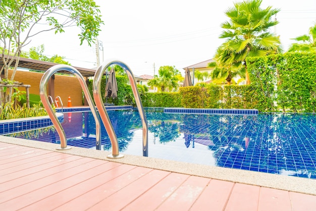 Foto gratuita piscina de la escalera en hotel de lujo hermoso de la piscina del hotel