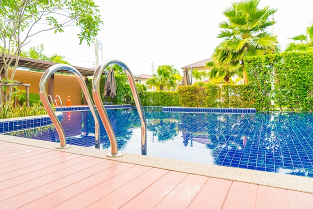 Piscina de la escalera en hotel de lujo hermoso de la piscina del hotel