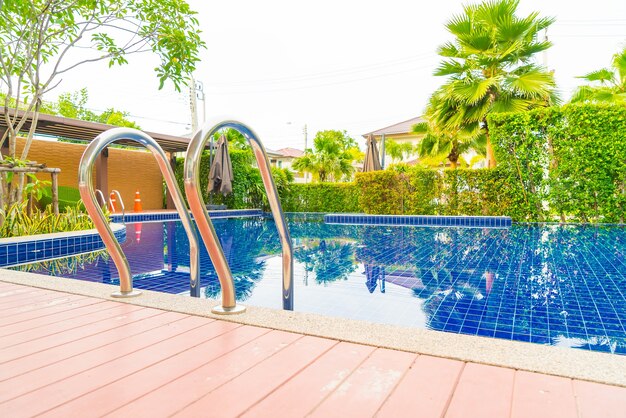 Piscina de la escalera en hotel de lujo hermoso de la piscina del hotel