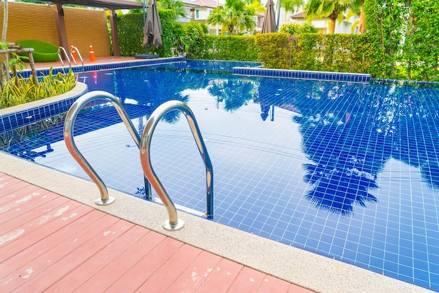 Piscina de la escalera en hotel de lujo hermoso de la piscina del hotel