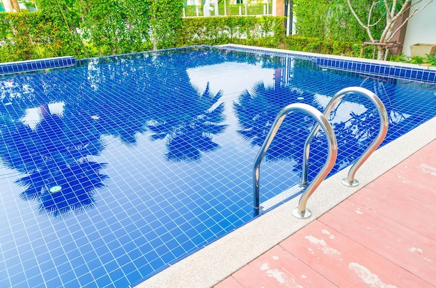 Foto gratuita piscina de la escalera en hotel de lujo hermoso de la piscina del hotel