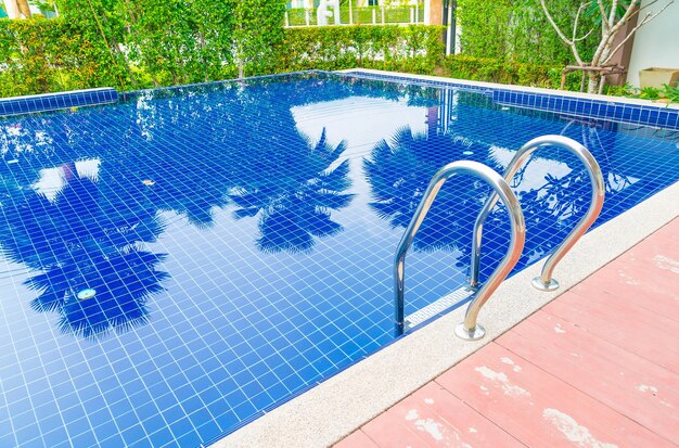 Piscina de la escalera en hotel de lujo hermoso de la piscina del hotel