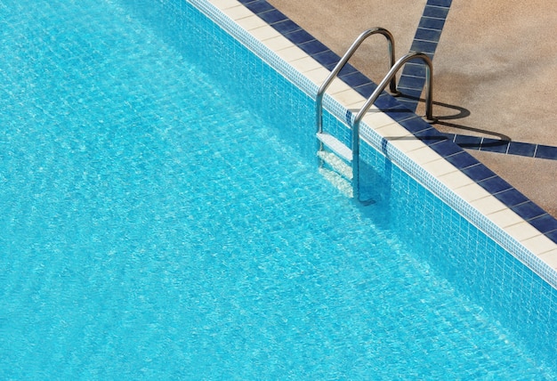 Piscina con escalera en el hotel