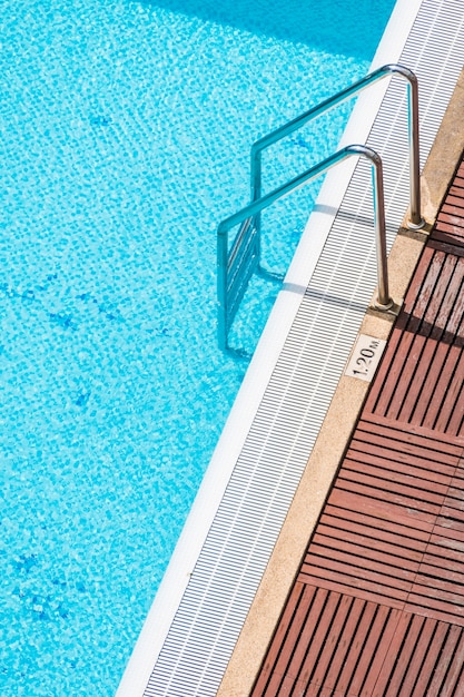 Piscina con una escalera