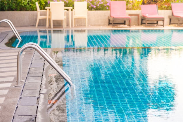 Foto gratuita piscina de la escalera