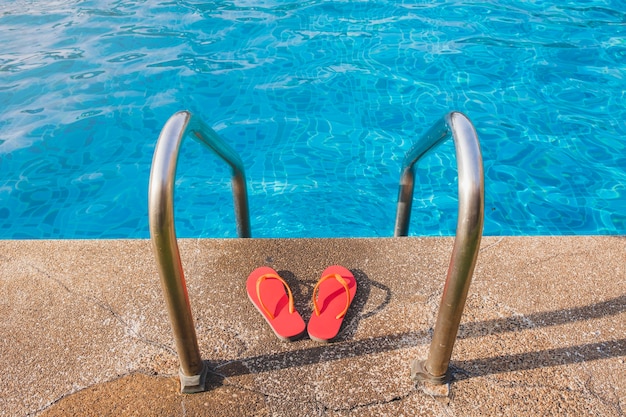 Piscina con escaleras y chanclas