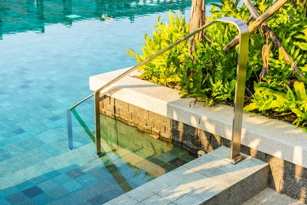 Piscina exterior con escalera.