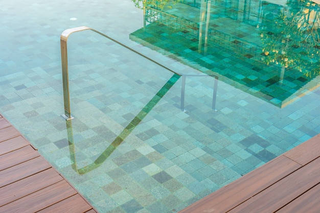 Foto gratuita piscina exterior con escalera.