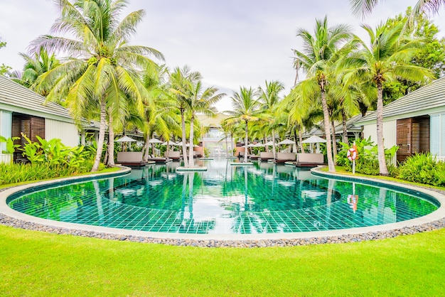 Foto gratuita piscina de fiesta azul de ocio del hotel