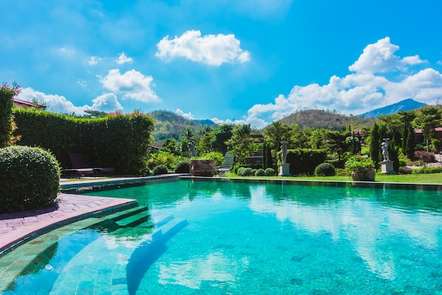 Piscina gigante con una escalera para entrar