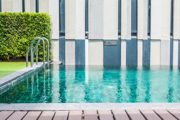 Piscina del hotel tranquila