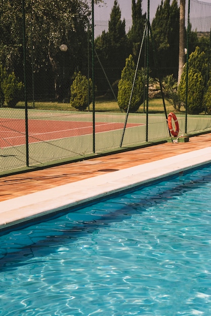 Foto gratuita piscina a lado de pista de tenis