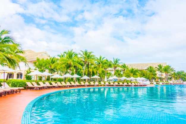 Piscina larga con hamacas