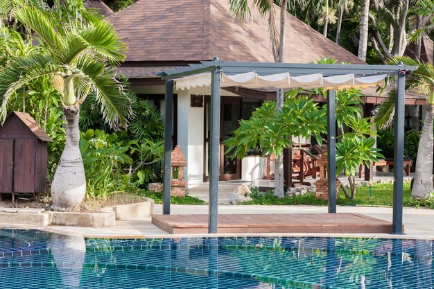 Piscina en el moderno hotel de lujo, Samui, Tailandia