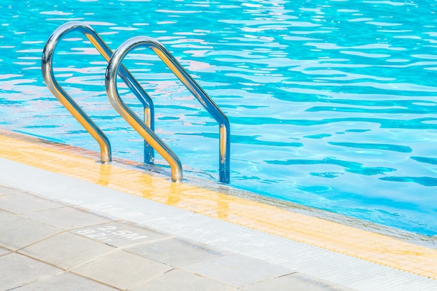 Piscina nadie escalera deporte limpio