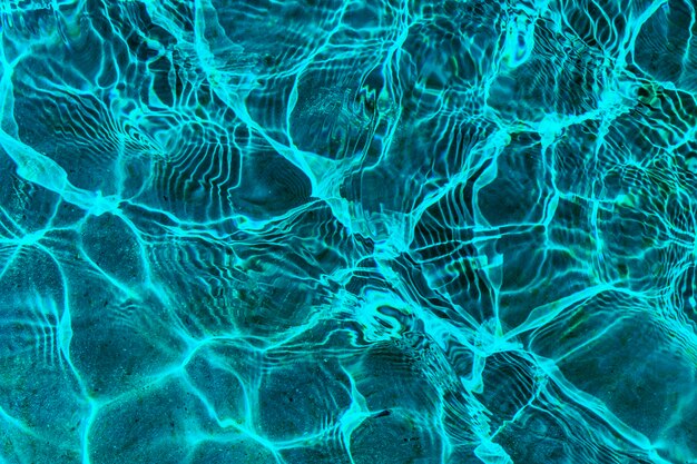 Piscina de olas de agua azul