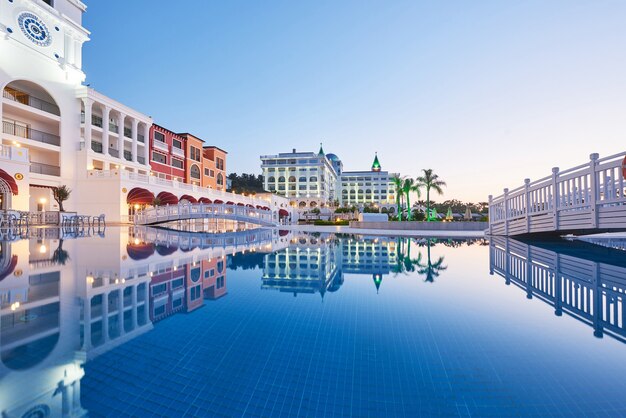 Piscina y playa de hotel de lujo. Tipo de complejo de entretenimiento. Amara Dolce Vita Hotel de lujo. Recurso. Tekirova-Kemer. pavo