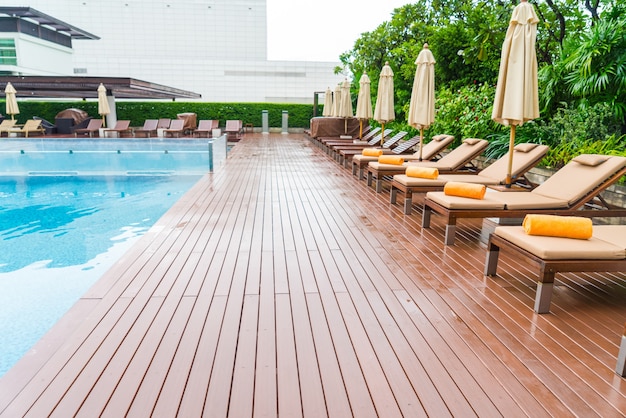 Piscina con relajantes asientos.