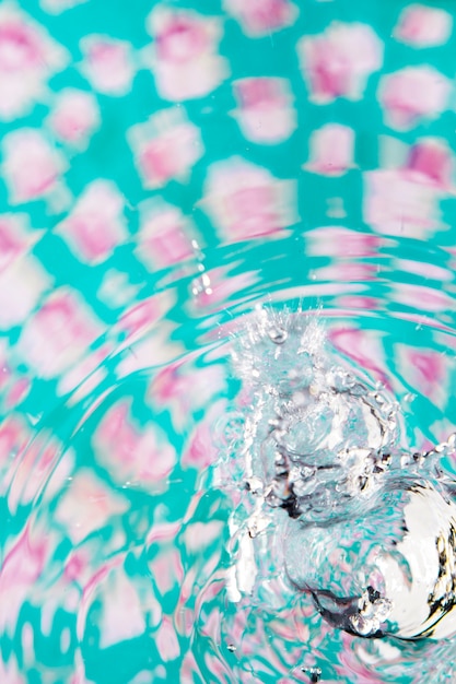 Piscina de superficie azul y rosa y olas de agua cristalina