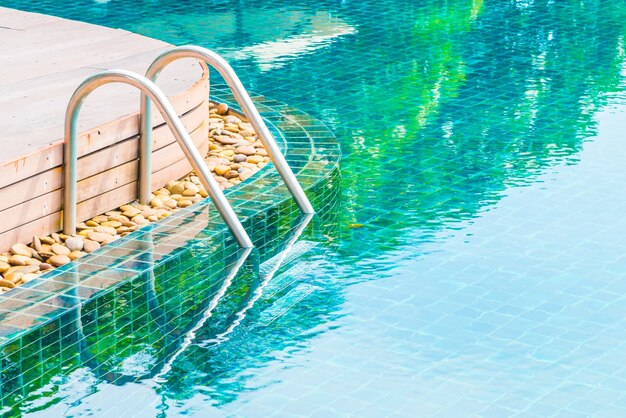 Piscina tranquila con reflejos