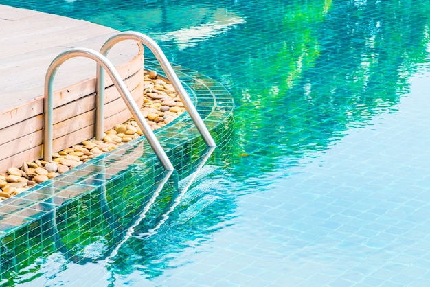 Piscina tranquila con reflejos