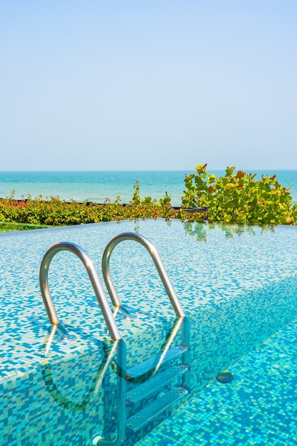 Foto gratuita piscina con vistas al mar