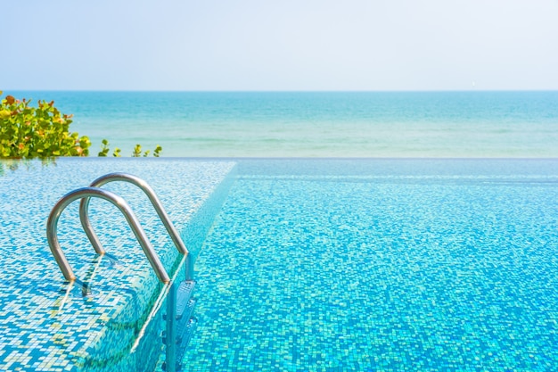 Piscina con vistas al mar