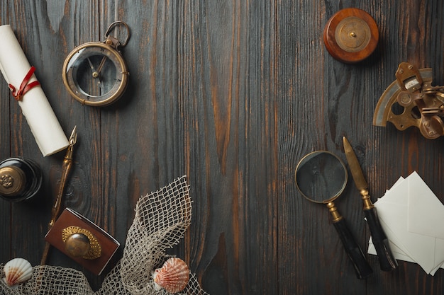 Piso antiguo yacía con letras escribiendo accesorios sobre mesa de madera oscura