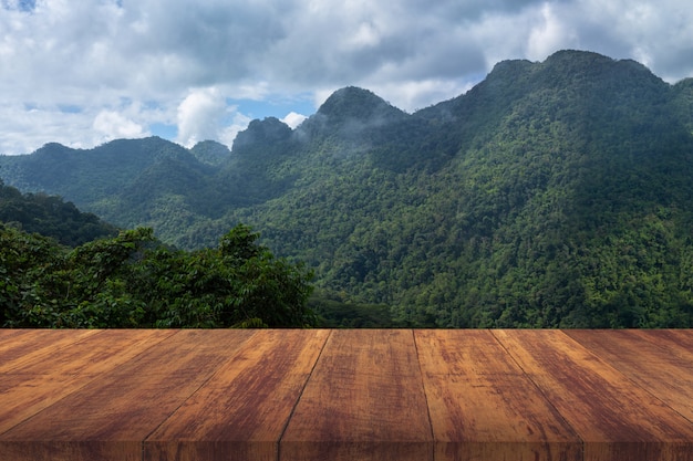 Piso de madera marrón con montaña verde.