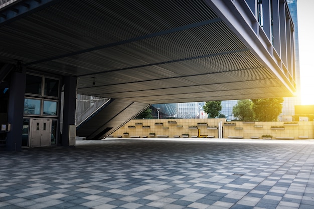 Foto gratuita piso vacío frente de edificio moderno