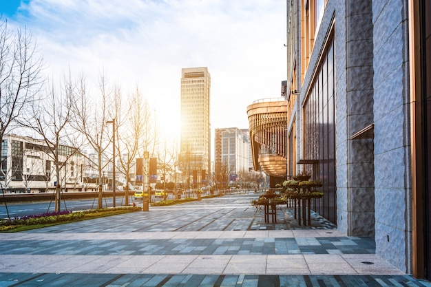 Foto gratuita piso vacío frente de edificio moderno