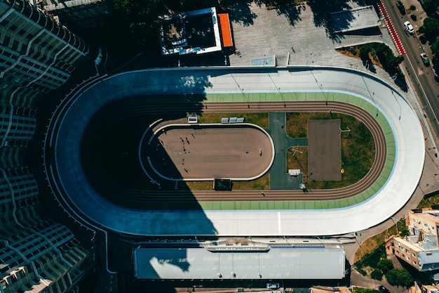 pista para bicicletas en el medio de la ciudad