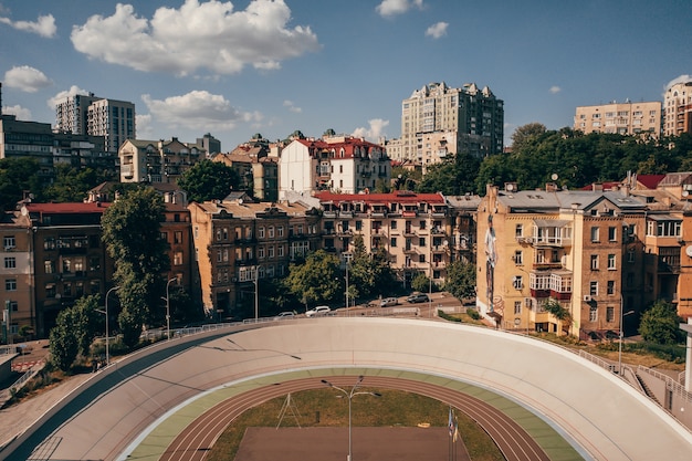 Foto gratuita pista para bicicletas en el medio de la ciudad