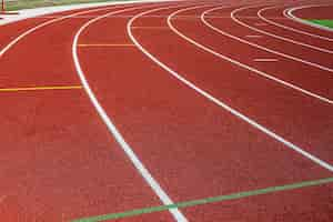 Foto gratuita pista de carrera. cinta de correr roja en el campo deportivo. estadio deportivo al aire libre