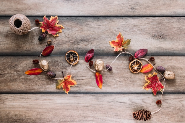 Pista de cuerda con elementos de otoño