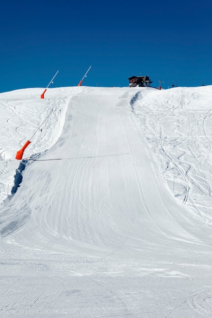 Pista de esquí en la montaña alpina en Francia