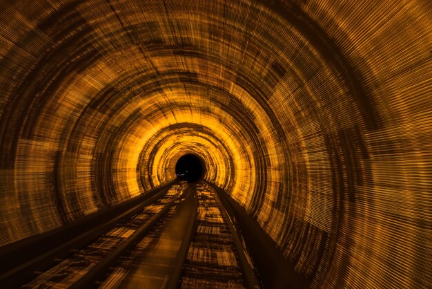 Pista de ferrocarril en túnel