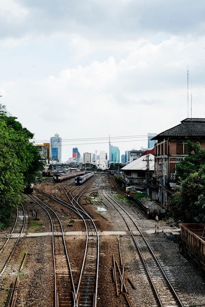 Pistas de ferrocarril en la estación de Hua Lampong en Bangkok Tailandia