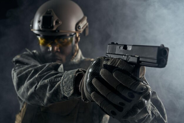 Pistola en manos de un soldado estadounidense