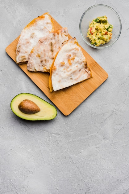 Foto gratuita pita cerca de guacamole y aguacate