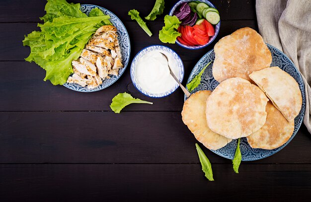 Pita rellena de pollo, tomate y lechuga