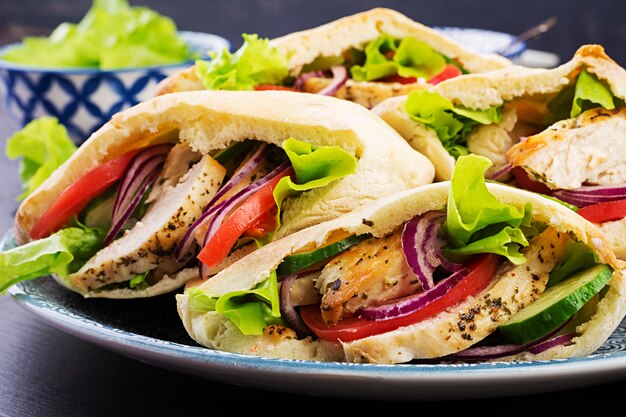 Pita rellena de pollo, tomate y lechuga