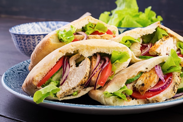 Pita rellena de pollo, tomate y lechuga